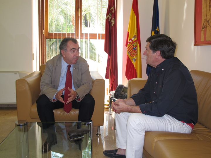 El consejero de Presidencia se reúne con el alcalde de Blanca